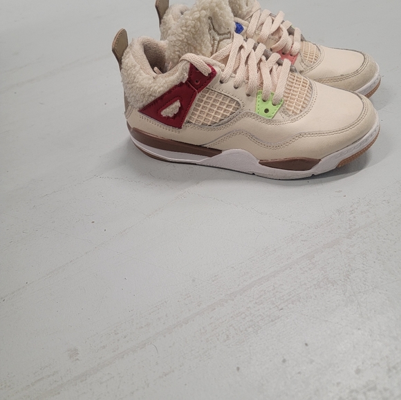 Little kids Jordan 4's - Picture 2 of 5